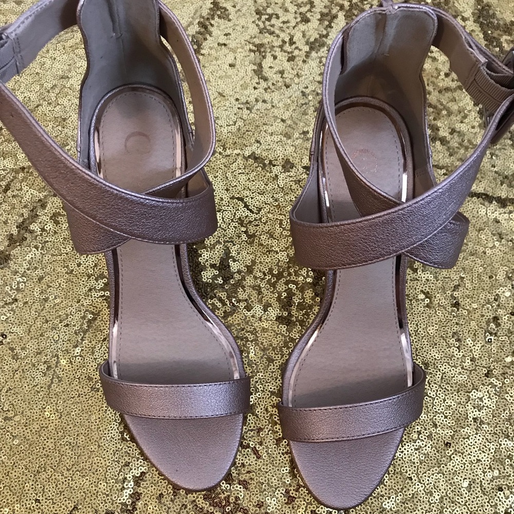✨Gorgeous Brand New Sandals!!✨ ‼️Never Worn‼️